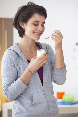 kadın, süt ürünleri