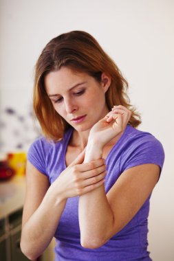 bir kadın ağrılı bilek