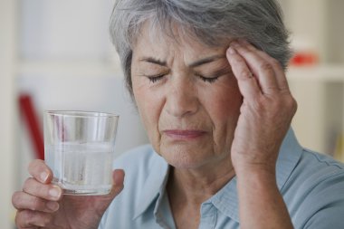 yaşlı kişi alarak ilaç