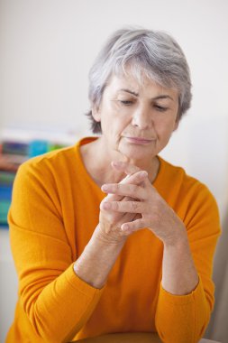 yaşlı pers. acı el ile