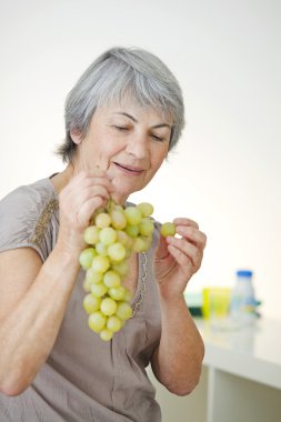 meyve yiyen yaşlı bir kişi