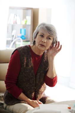 işitme engelli yaşlı kişi