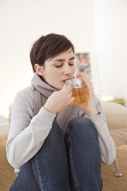 sıcak bir içecek olan kadın