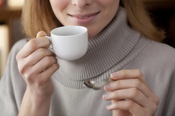 Vrouw met warme dranken — Stockfoto