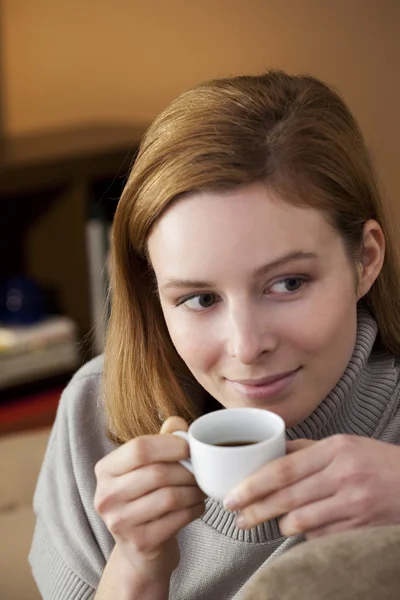 Frau mit Heißgetränk — Stockfoto