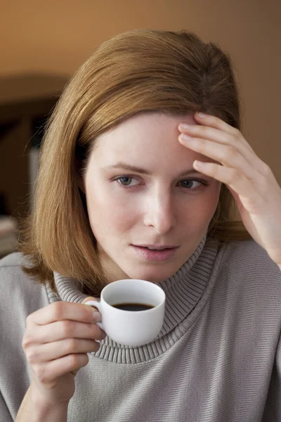 Frau mit Heißgetränk — Stockfoto