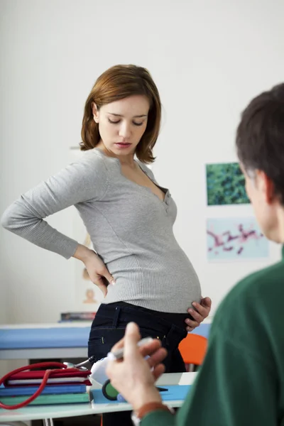 Zwangere vrouw in overleg — Stockfoto