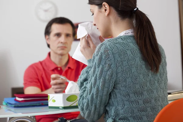 DONNA IN CONSULTAZIONE, DIALOGO — Foto Stock