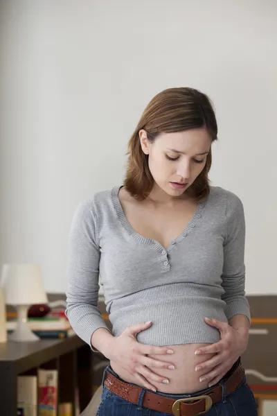 妊娠中の女性、収縮 — ストック写真