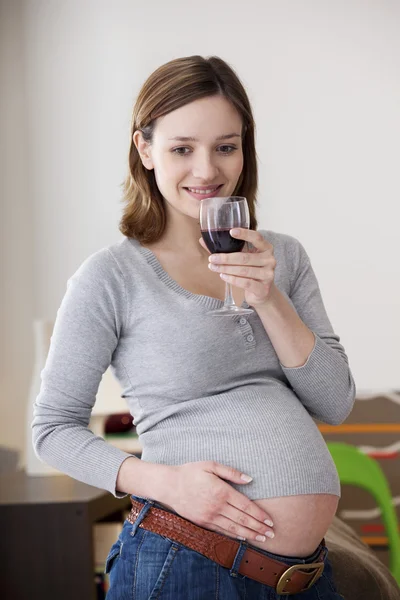 DONNA PREGNANTE che beve — Foto Stock