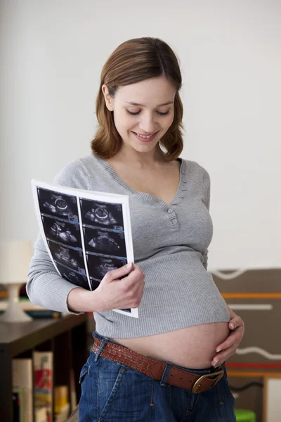 怀孕的女人，超声检查 — 图库照片