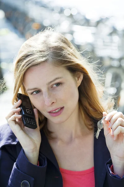 携帯電話の女性は — ストック写真