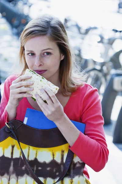 吃三明治的女人 — 图库照片
