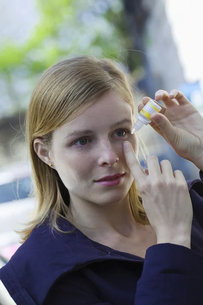 Kvinna med eye lotion — Stockfoto