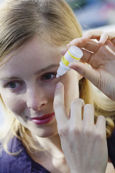 MUJER USANDO LA LOCIÓN DE LOS OJOS — Foto de Stock