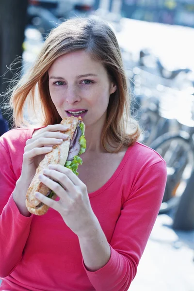 WOMAN EATING A SANDWICH — Stock Photo, Image