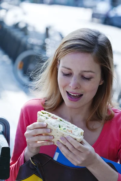 吃三明治的女人 — 图库照片