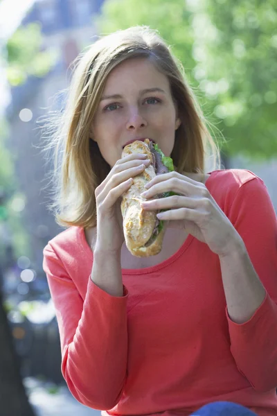 WOMAN EATING A SANDWICH — Stock Photo, Image