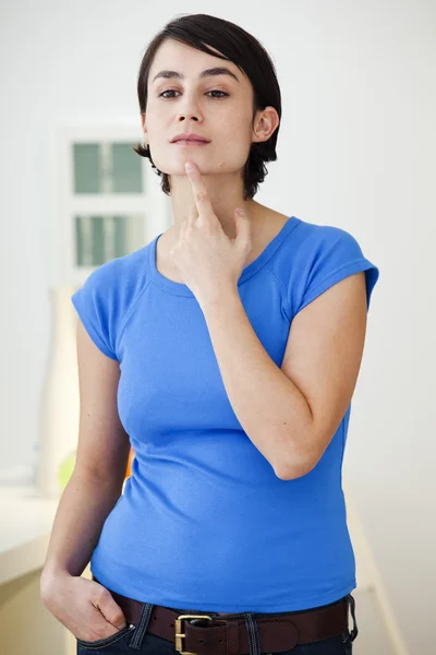 Vrouw binnenshuis — Stockfoto