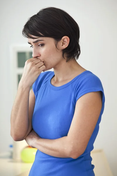 Kvinna känner sig illamående — Stockfoto