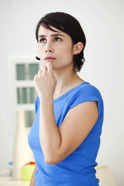 Vrouw binnenshuis — Stockfoto