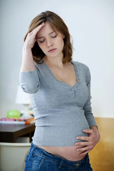 Těhotná žena s bolestí hlavy — Stock fotografie