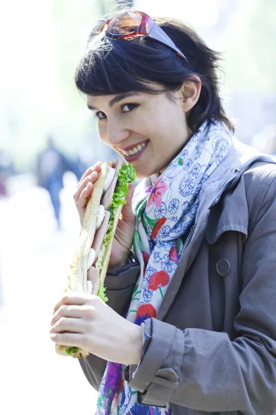 Žena jí sendvič — Stock fotografie