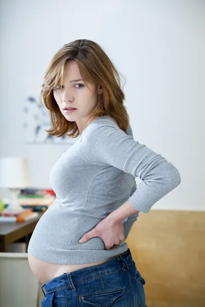 妊娠中の女性屋内 — ストック写真