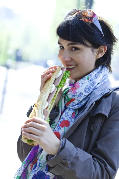 WOMAN EATING A SANDWICH — Stock Photo, Image