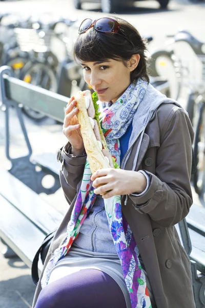 WOMAN EATING A SANDWICH — Stock Photo, Image