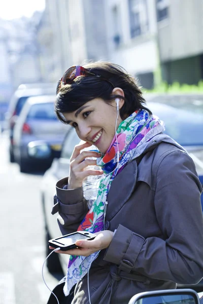 Vrouw aan de telefoon — Stockfoto