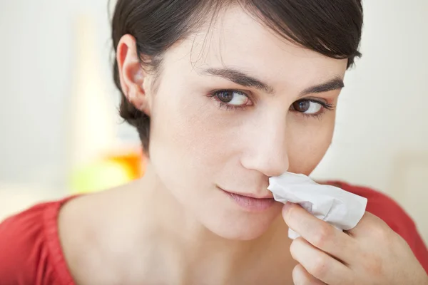 Frau mit Nasenbluten — Stockfoto