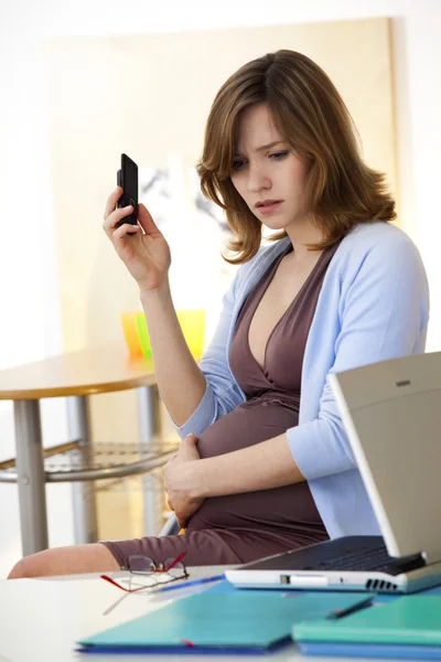 Mujer embarazada en el trabajo — Foto de Stock