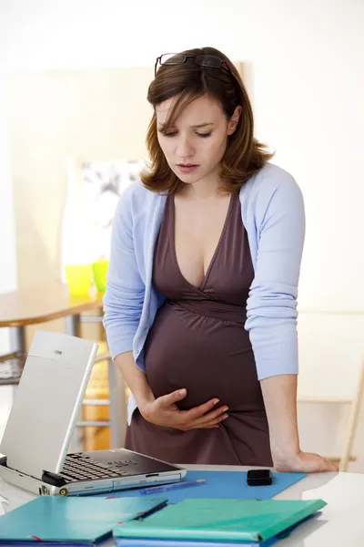 FEMME PREGNANTE, CONTRACTION — Photo