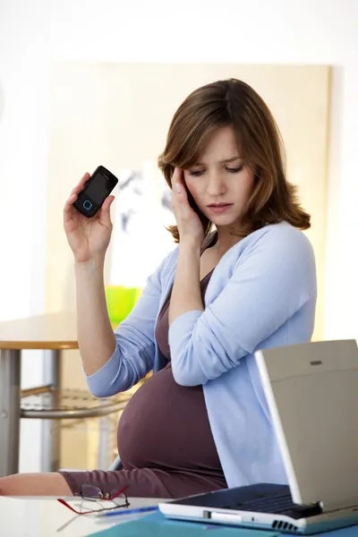 Donna incinta al lavoro — Foto Stock