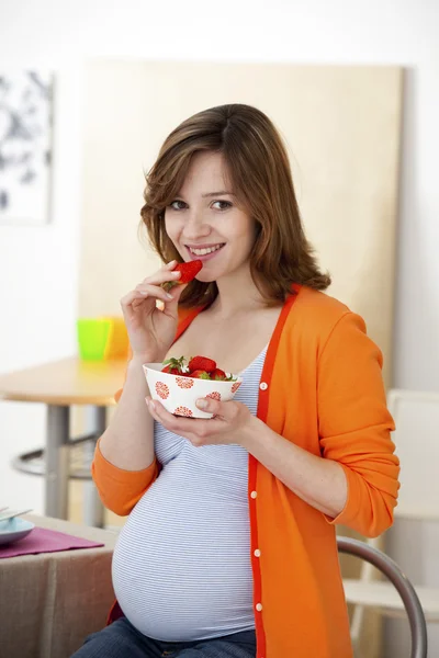 Embarazada mujer comiendo —  Fotos de Stock