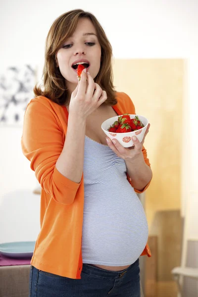 Embarazada mujer comiendo —  Fotos de Stock