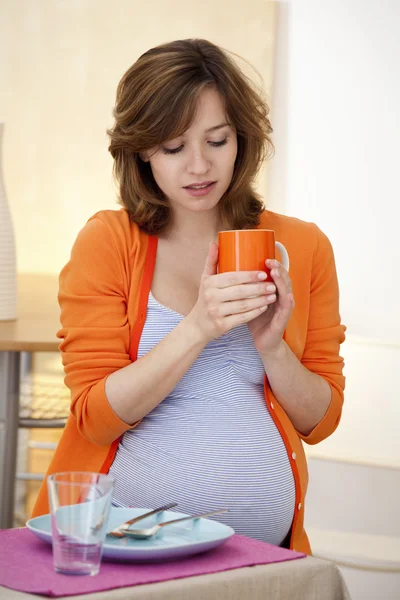 Zwangere vrouw met een drankje — Stockfoto