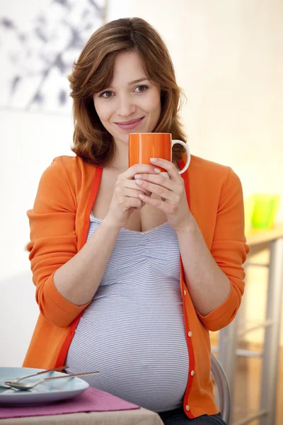 Femme enceinte avec un verre — Photo