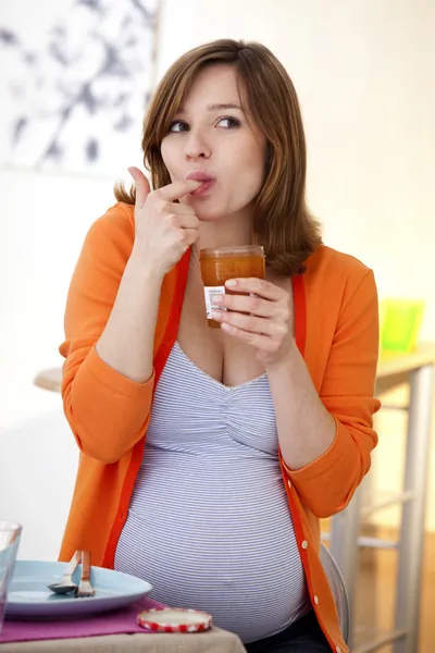 Embarazada mujer comiendo —  Fotos de Stock