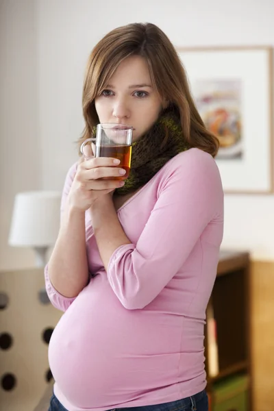 Schwangere mit einem Drink — Stockfoto