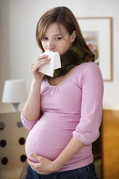 Kobieta w ciąży z nieżytem nosa — Zdjęcie stockowe