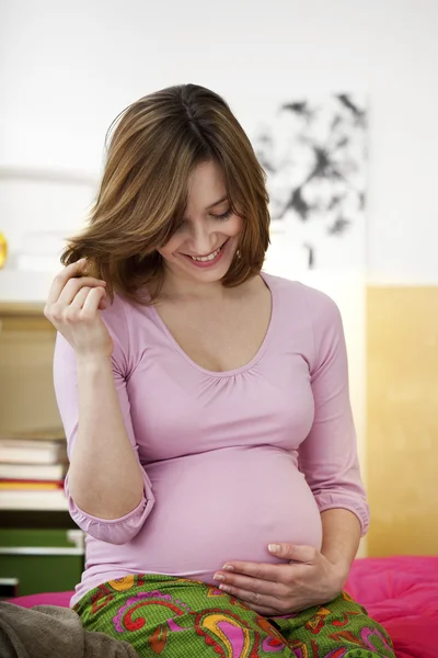 Gravid kvinna inomhus — Stockfoto
