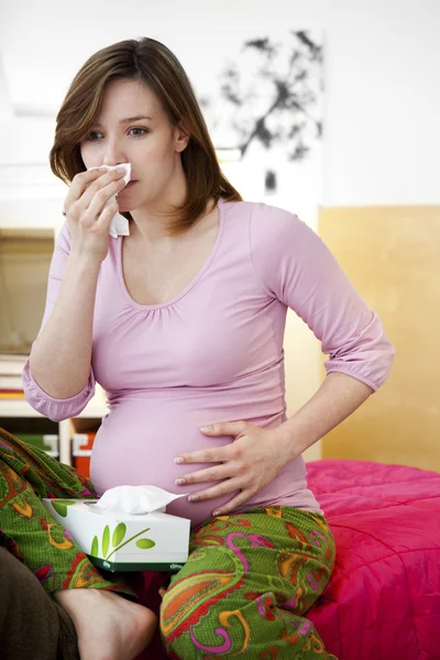 MUJER PREGNANTE CON RINITIS — Foto de Stock