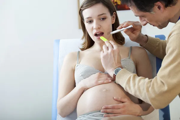 Nez de l'oreille et femme enceinte de la gorge — Photo