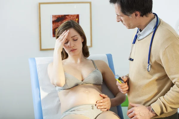 CONSULTAZIONE DEL dolore DONNA PREGNANTE — Foto Stock