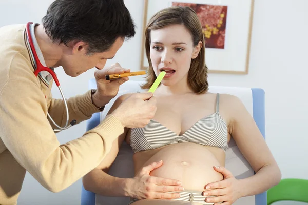 耳の鼻 & 喉の妊娠中の女性 — ストック写真