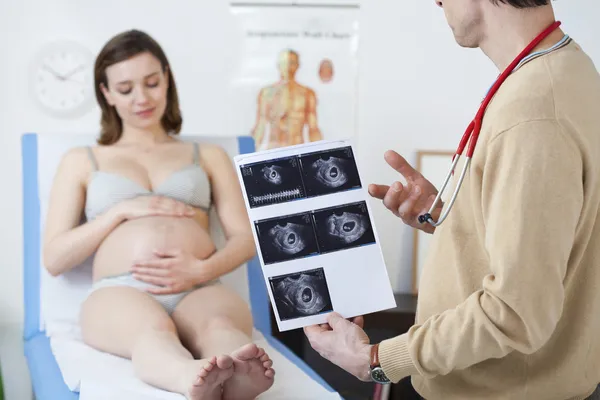 Kobieta w ciąży w porozumieniu — Zdjęcie stockowe