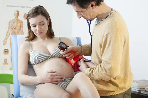 PRESSIONE SANGUE, DONNA PREGNANTE — Foto Stock