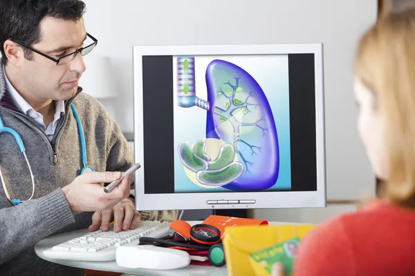 MUJER CONSULTA DE LA NEUMOLOGÍA — Foto de Stock